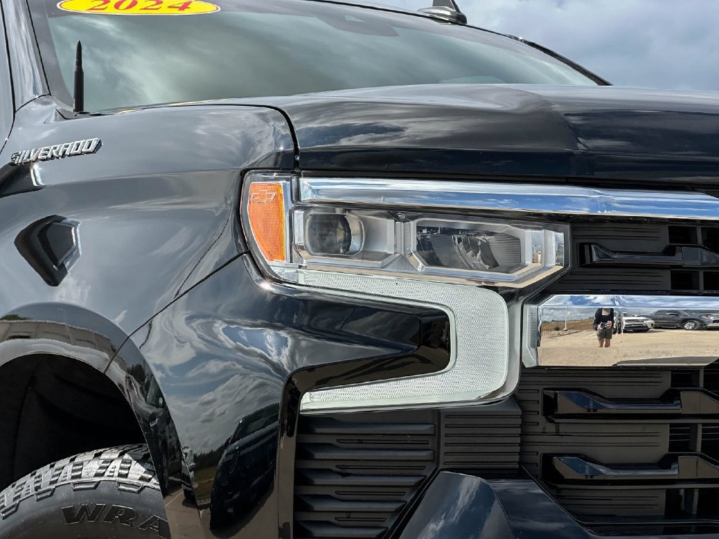 Used 2024 Chevrolet Silverado 1500 LT AWD/4WD image 10