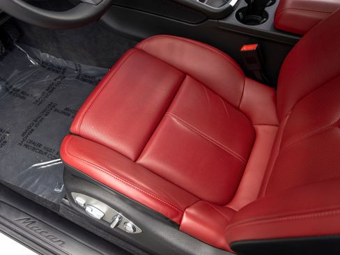 Certified 2025 Porsche Macan AWD/4WD image 26