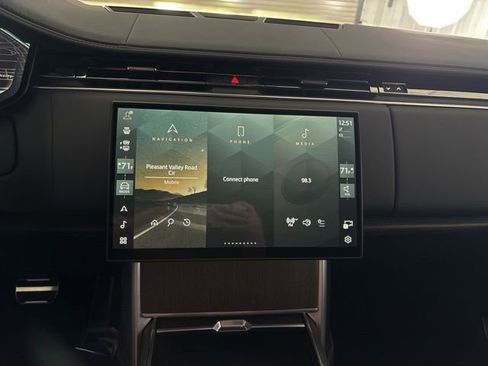 Used 2025 Land Rover Range Rover SE image 19