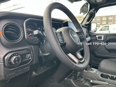 Used 2025 Jeep Gladiator Mojave w/ Convenience Group image 10