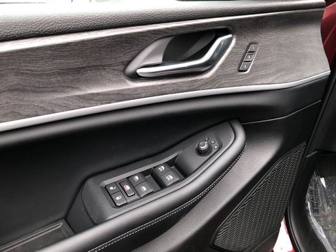 New 2025 Jeep Grand Cherokee Limited w/ Luxury Tech Group II image 13