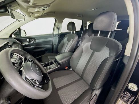 Used 2023 Kia Sorento LX image 2