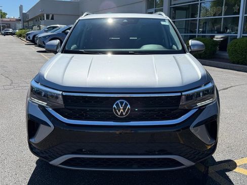 Certified 2023 Volkswagen Taos SE w/ Panoramic Sunroof Package AWD/4WD image 9