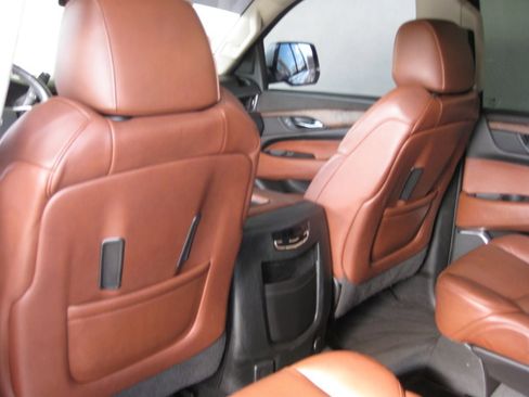Used 2016 Cadillac Escalade Luxury image 26