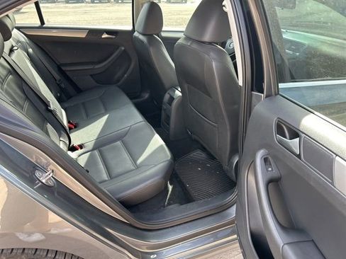 Used 2017 Volkswagen Jetta SE image 8