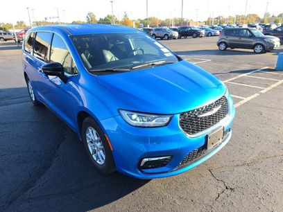 Used 2026 Chrysler Pacifica Select
