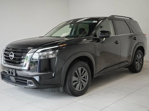 Used 2024 Nissan Pathfinder SV image 6