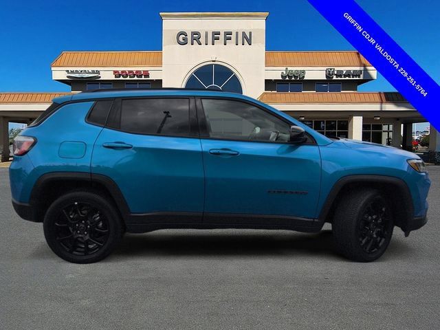Used 2025 Jeep Compass Latitude w/ Sun & Sound Group AWD/4WD image 3