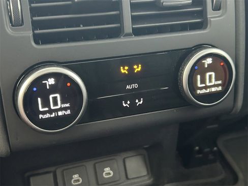 Used 2024 Land Rover Discovery S image 23