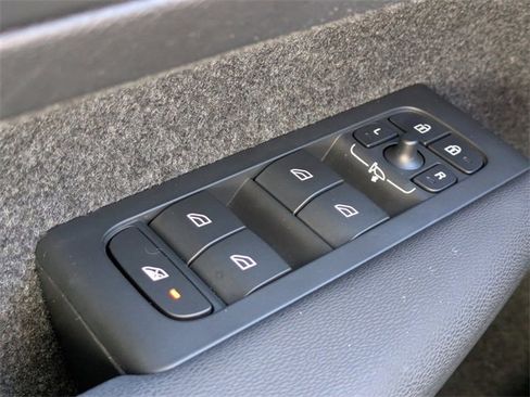 Used 2023 Volvo XC40 B5 Plus image 20