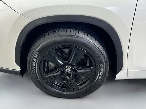 Used 2021 Toyota Highlander LE image 13