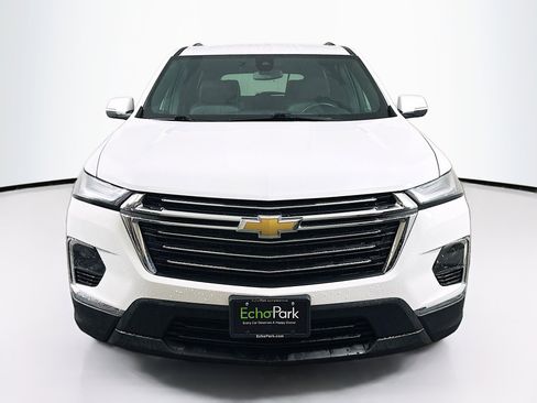 Used 2023 Chevrolet Traverse LT image 2