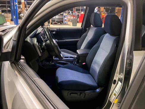 Used 2021 Toyota Tacoma TRD Off-Road image 7