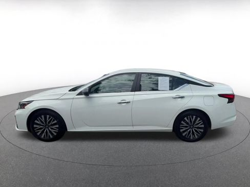 Used 2025 Nissan Altima 2.5 SV FWD image 9