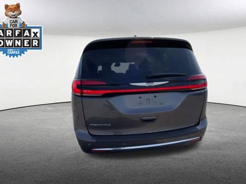 Used 2023 Chrysler Pacifica Touring-L image 8