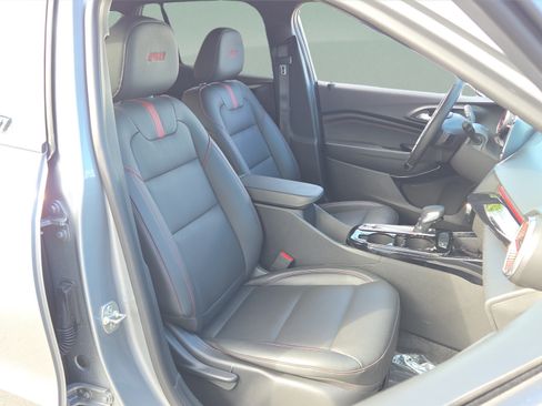Used 2025 Chevrolet Trax RS FWD image 17