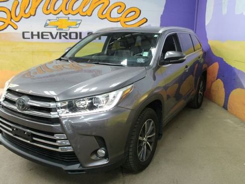 Used 2017 Toyota Highlander XLE AWD/4WD image 4