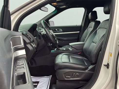 Used 2016 Ford Explorer XLT w/ Equipment Group 202A image 22