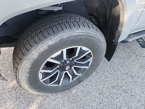 Used 2021 Toyota Tacoma TRD Sport w/ Technology Package image 9