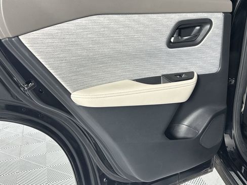 Used 2023 Nissan Rogue SV image 30