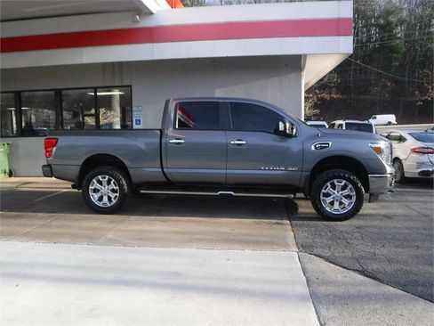Used 2018 Nissan Titan SV w/ SV Convenience Package image 2