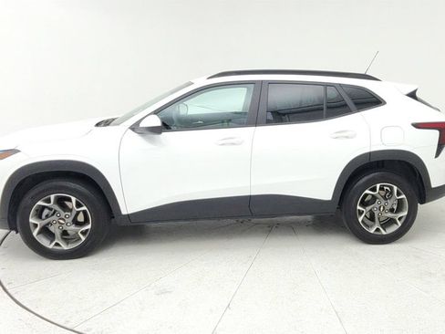 Certified 2025 Chevrolet Trax LT FWD image 4
