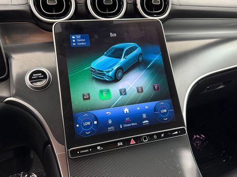 Used 2024 Mercedes-Benz GLC 300 4MATIC SUV image 33