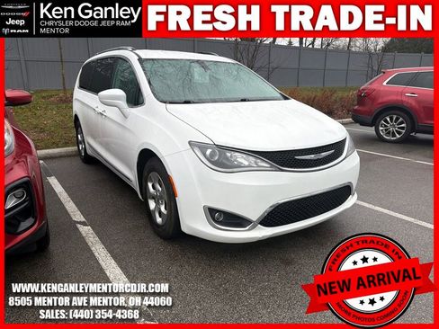 Used 2017 Chrysler Pacifica Touring-L Plus image 2