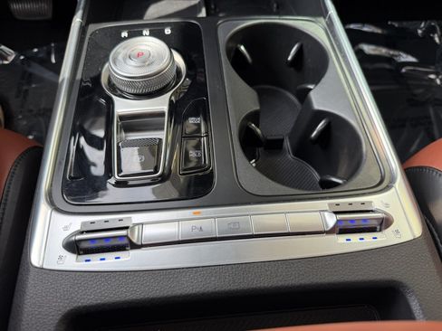 Used 2025 Kia Carnival SX w/ SX Dark Edition Package FWD image 27