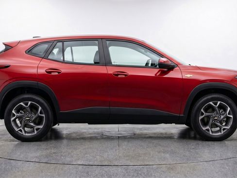 Used 2025 Chevrolet Trax LT FWD image 11