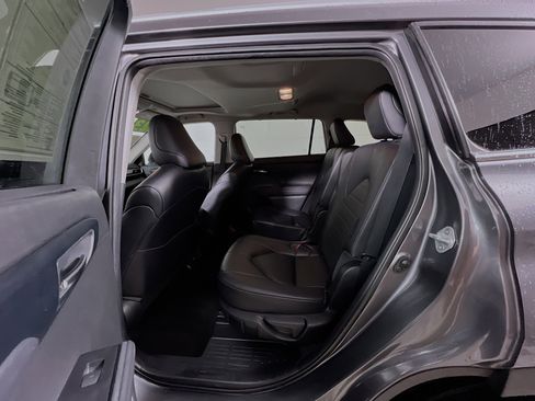 Used 2023 Toyota Highlander XLE image 29