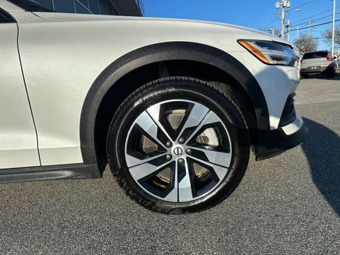 Used 2025 Volvo V60 B5 Cross Country Plus image 4