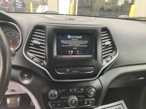 Used 2019 Jeep Cherokee Latitude Plus w/ Cold Weather Group AWD/4WD image 23