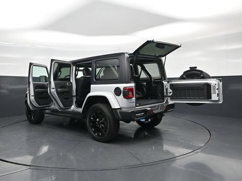 Used 2023 Jeep Wrangler Unlimited Sahara w/ Cold Weather Group AWD/4WD image 32