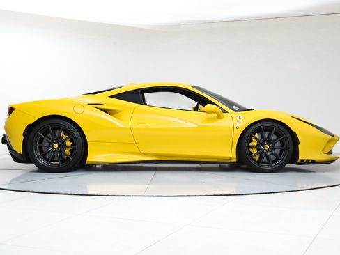 Certified 2022 Ferrari F8 Tributo RWD image 10