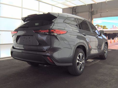 Used 2023 Toyota Highlander XLE image 6