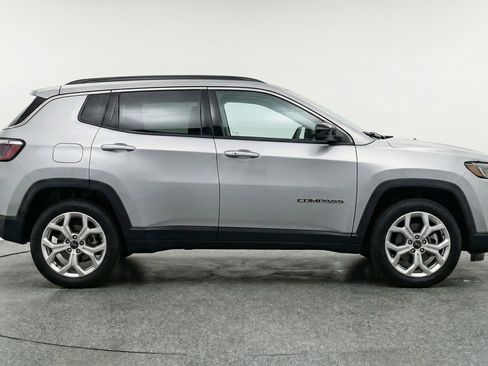 Used 2025 Jeep Compass Latitude image 11