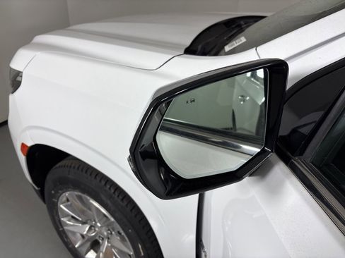 Used 2023 Chevrolet Suburban Premier image 13