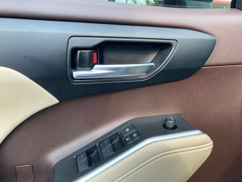 Used 2020 Toyota Highlander XLE AWD/4WD image 14