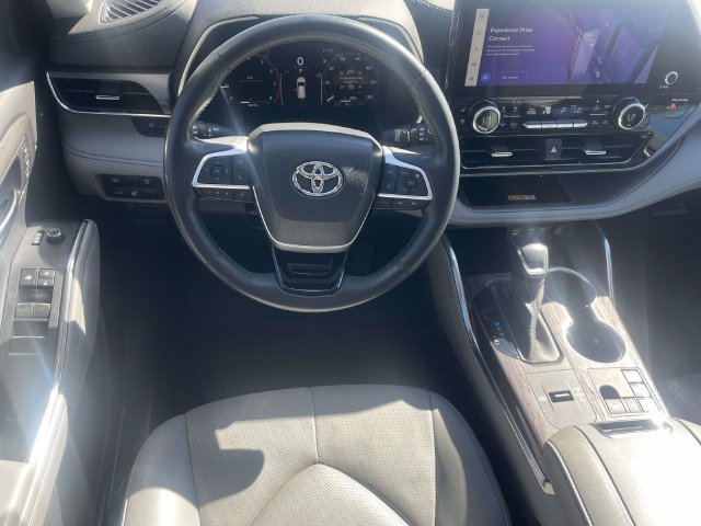 Used 2023 Toyota Highlander Limited FWD image 13