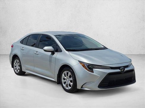 Used 2025 Toyota Corolla LE FWD image 2