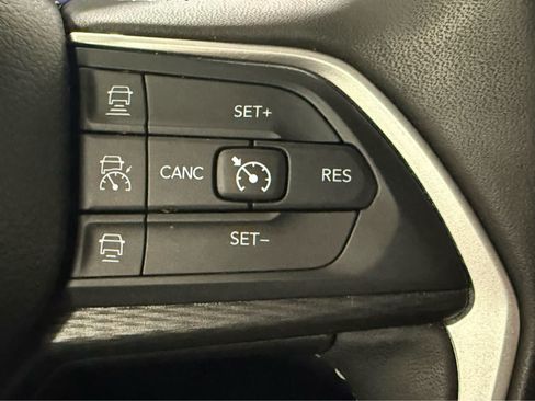 Used 2024 Jeep Grand Cherokee Laredo AWD/4WD image 19