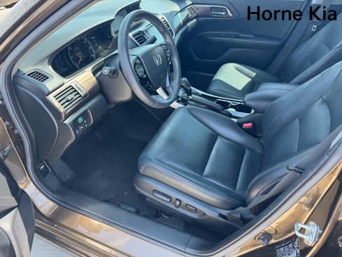 Used 2017 Honda Accord Touring image 9