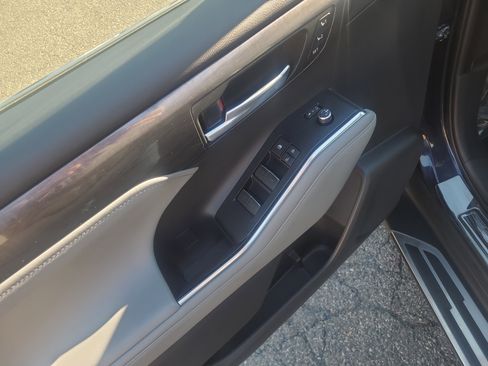 Used 2025 Toyota Highlander Platinum image 14