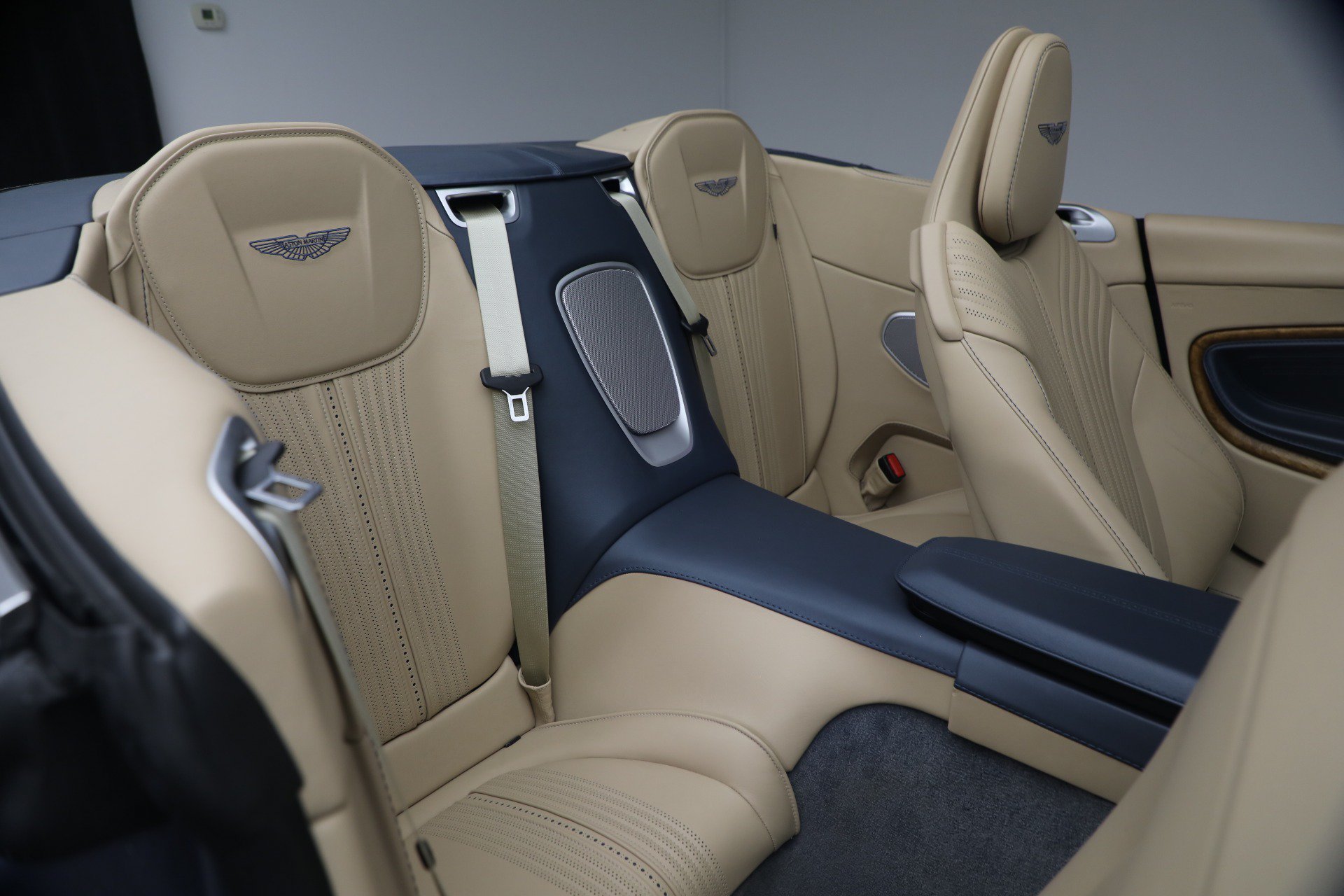 Used 2022 Aston Martin DB11 Volante RWD image 40