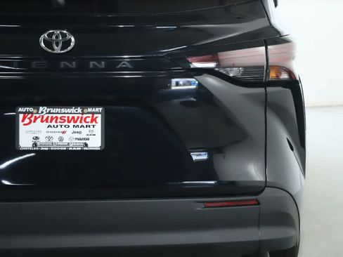 Used 2026 Toyota Sienna LE AWD/4WD image 40