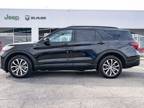Used 2025 Ford Explorer ST-Line image 2