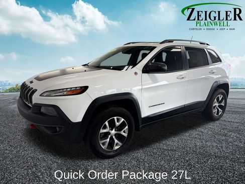 Used 2018 Jeep Cherokee Trailhawk AWD/4WD image 2