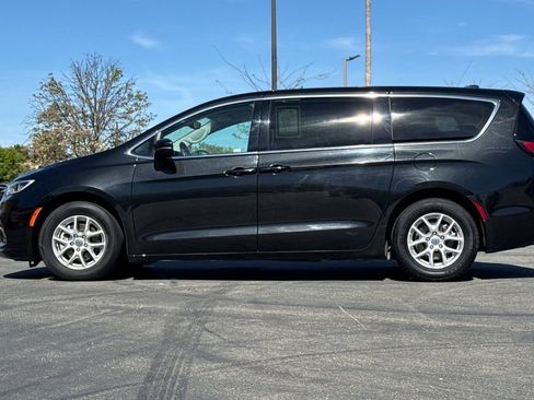 Used 2023 Chrysler Pacifica Touring-L FWD image 14