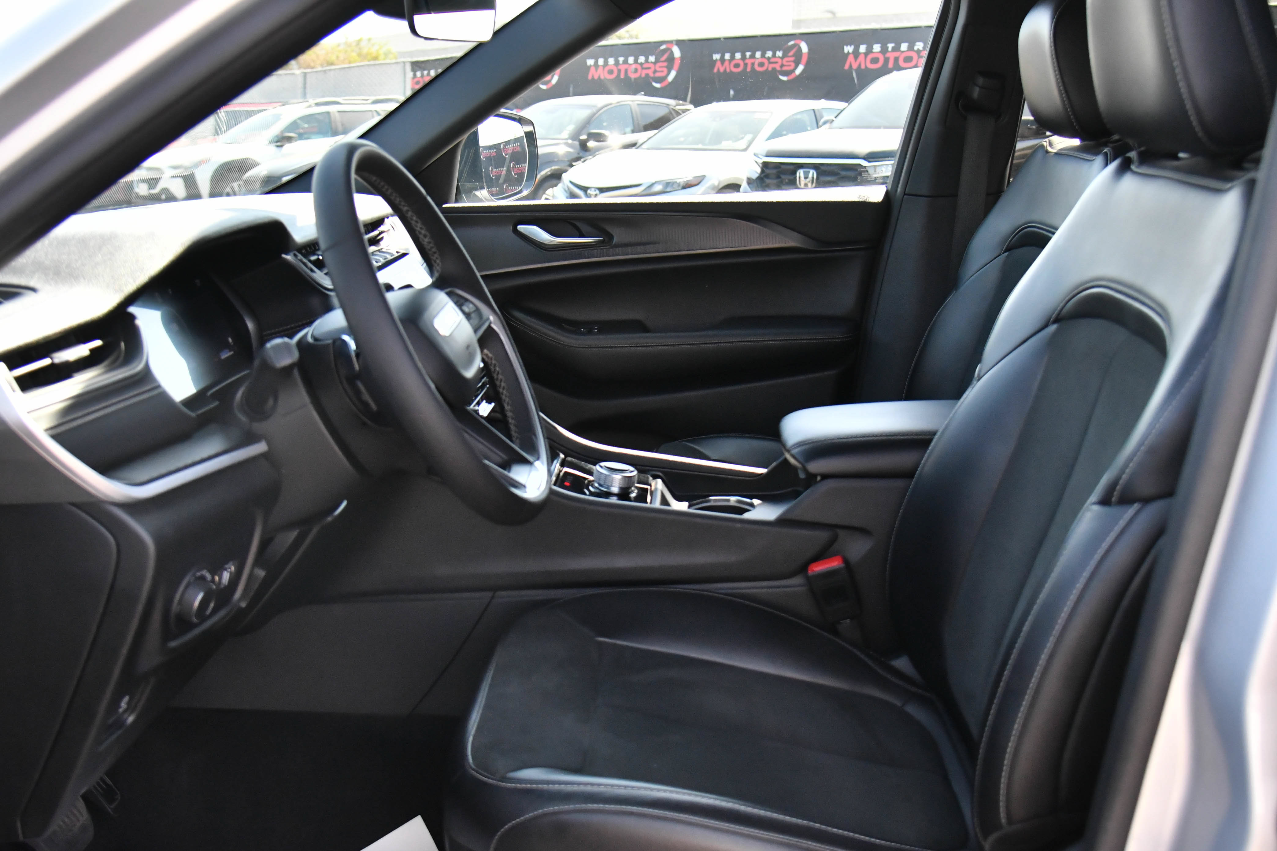 Used 2025 Jeep Grand Cherokee Altitude AWD/4WD image 18